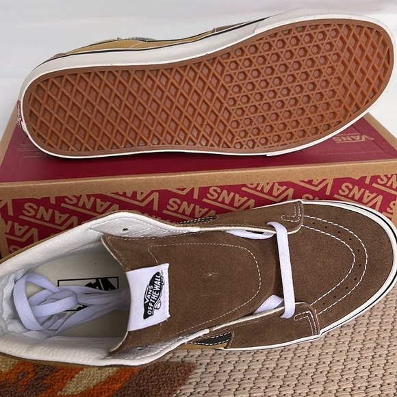 Vans WMNS Sk8-Hi
Canvas/Suede Pop Brown/Mu
VN000CMXBF0
Sneakers - Picture 5 of 16